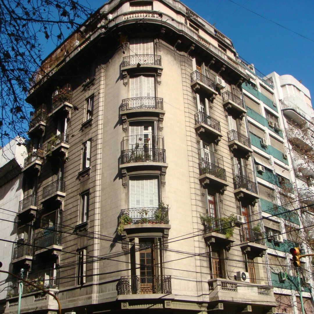 Fachada de edificio con balcones en Buenos Aires